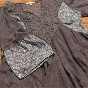 Gimmicks by BKE, S, beautiful lace accent grey top